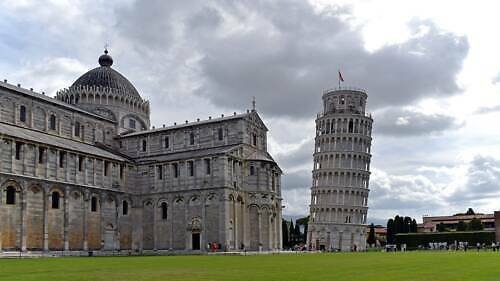 Šikmá věž v Pise (Torre pendente): měla být nejvyšší zvonicí své doby, ale nakonec „zradila“ architekta a proslavila se náklonem Šikmá věž na Náměstí zázraků (Piazza dei Miracoli) v Pise