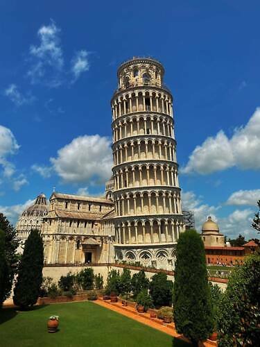 Šikmá věž v Pise (Torre pendente): měla být nejvyšší zvonicí své doby, ale nakonec „zradila“ architekta a proslavila se náklonem Šikmá věž na Náměstí zázraků (Piazza dei Miracoli) v Pise
