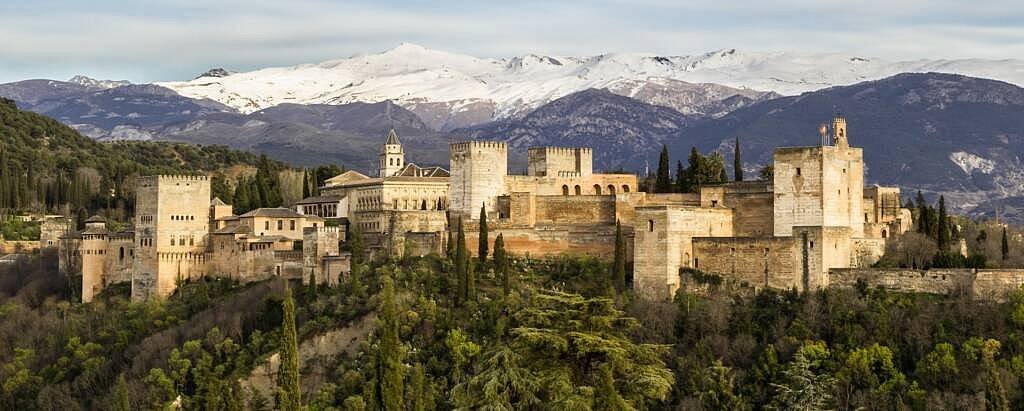 Palác Alhambra (La Alhambra): vstup(né), otevírací doba, tipy, zajímavosti, mapa a další Palácový komplex Alhambra v Granadě