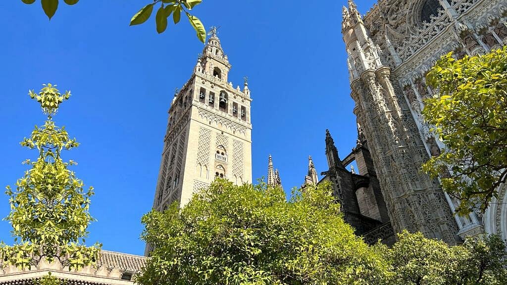 Věž Giralda (La Giralda) v Seville
