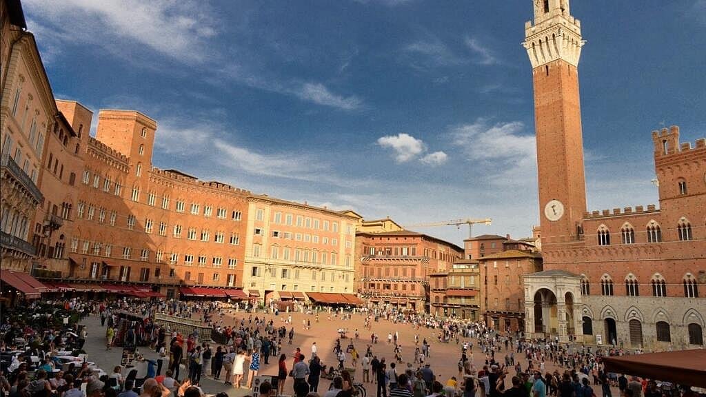 Náměstí Piazza del Campo v Sieně