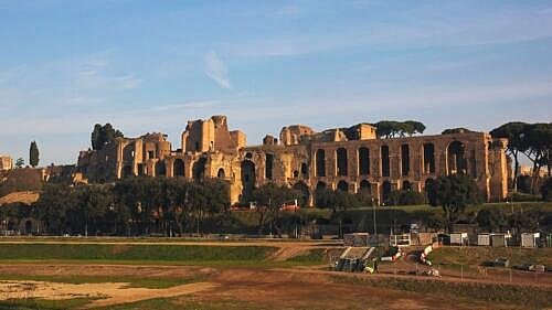 Palatinský kopec (Palatin): starověké centrum moci a majestátní sídlo císařů plné historie a legend, i kolébka zrodu Říma Palatinský kopec (Monte Palatino, zkráceně Palatin) v Římě