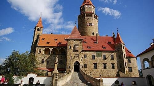 Hrad Bouzov: vstup(né), otevírací doba, tipy, zajímavosti Hrad Bouzov