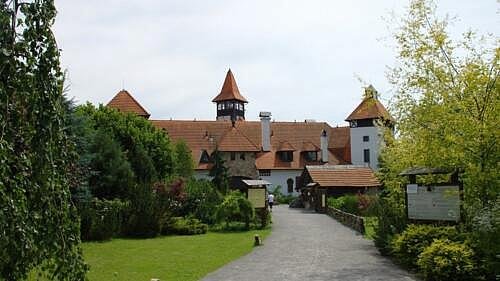 Hrad Červený Újezd: vstup(né), otevírací doba, tipy, zajímavosti Hrad Červený Újezd