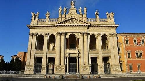 Lateránská bazilika (Basilica di San Giovanni in Laterano): první a nejvýznamnější římská papežská bazilika s úchvatnou architekturou a uměleckými poklady Lateránská bazilika (Basilica San Giovanni in Laterano) v Římě
