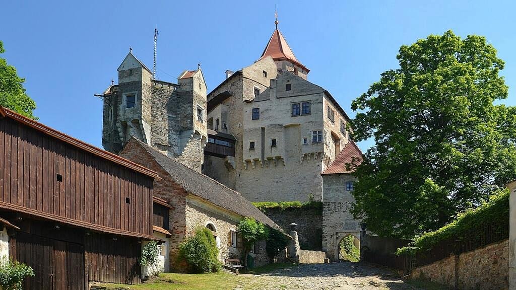 Hrady a zámky z pohádek v ČR: podívejte se na místa, kde se natáčely pohádky Hrad Pernštejn