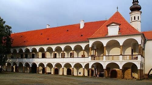 Zámek Oslavany: vstup(né), otevírací doba, tipy, zajímavosti Zámek Oslavany