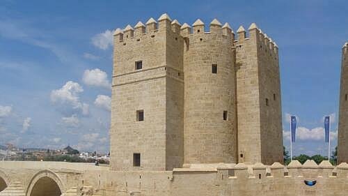 Věž Calahorra (Torre De Calahorra): vstup(né), otevírací doba, tipy, zajímavosti, mapa a další Věž Calahorra (Torre De Calahorra) v Córdobě