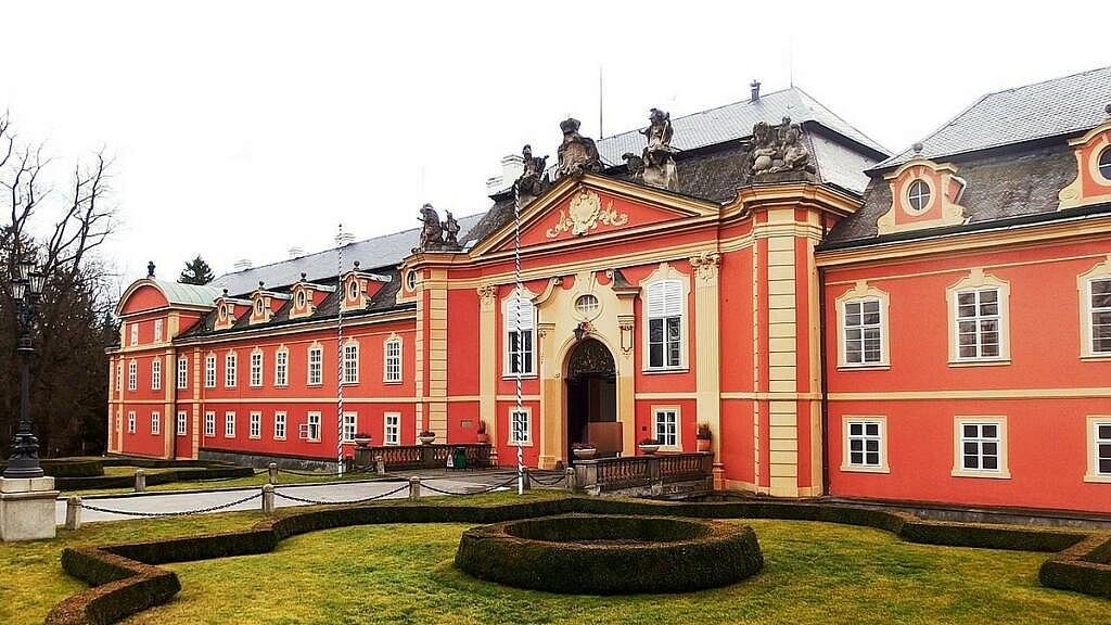 Hrady a zámky z pohádek v ČR: podívejte se na místa, kde se natáčely pohádky Zámek Dobříš