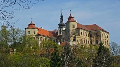 Zámek Jezeří: vstup(né), otevírací doba, tipy, zajímavosti Zámek Jezeří