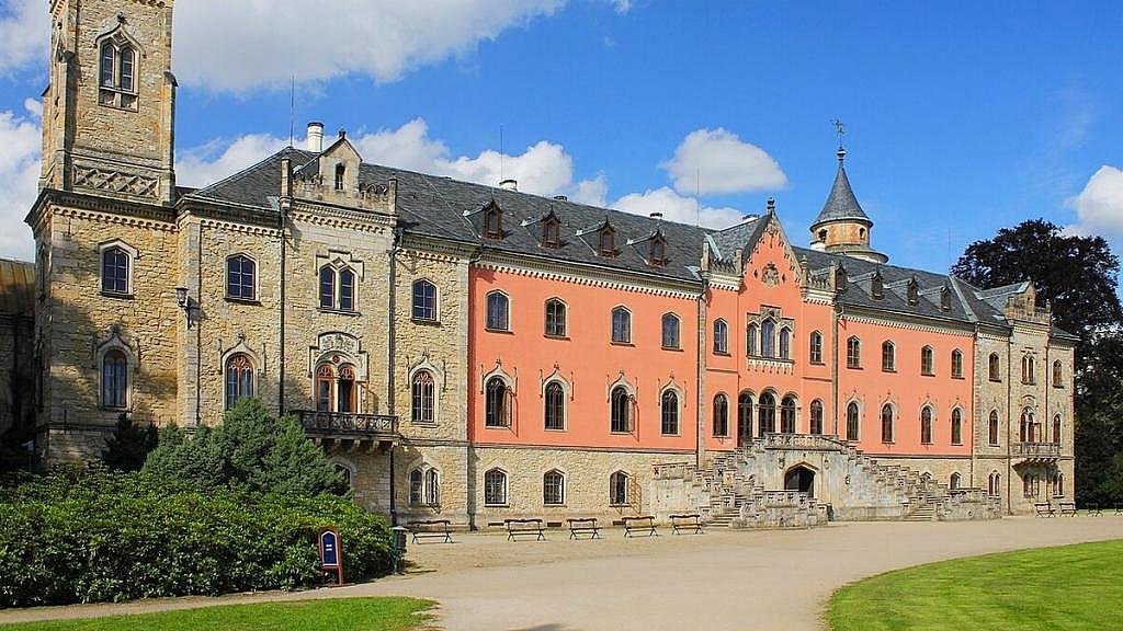 Hrady a zámky z pohádek v ČR: podívejte se na místa, kde se natáčely pohádky Zámek Sychrov
