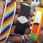 Náramky, které jsme nechtěli, nás na dovolené stály 15 € a skoro i potyčku s dalšími „dárkaři“ Podvod s náramky