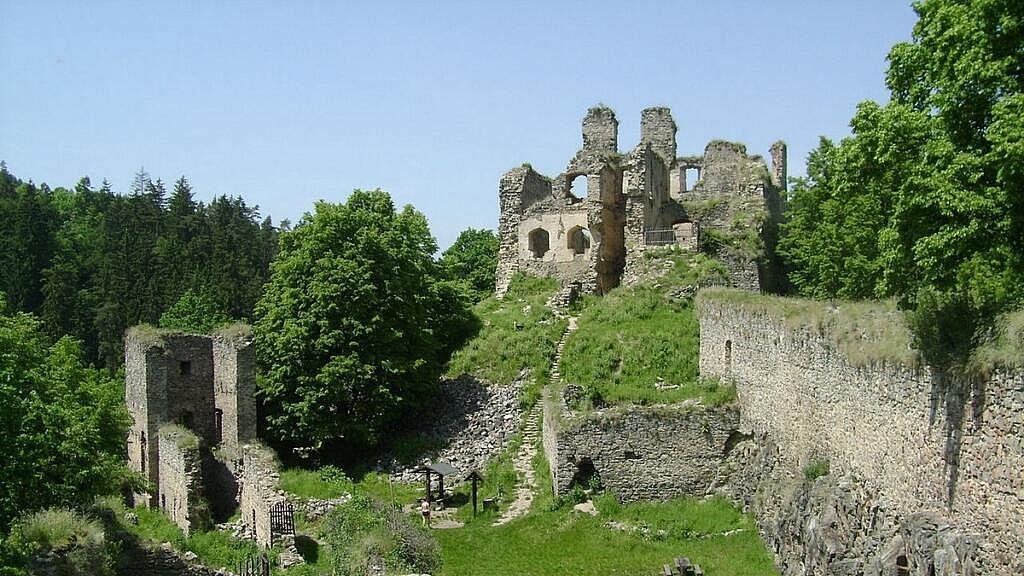 Zřícenina hradu Dívčí kámen