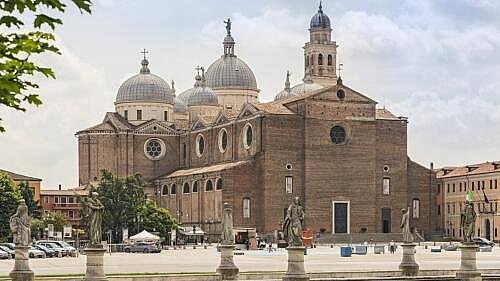 Bazilika sv. Justiny v Padově (Basilica di Santa Giustina di Padova): vstup(né), otevírací doba, tipy, zajímavosti, mapa a další Bazilika sv. Justiny v Padově (Basilica di Santa Giustina di Padova)