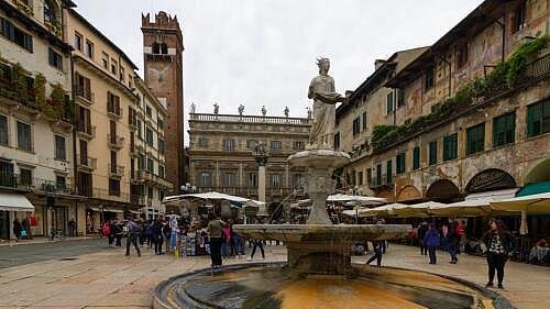 Zelný trh ve Veroně (Piazza delle Erbe): vstup(né), otevírací doba, tipy, zajímavosti, mapa a další Zelný trh ve Veroně (Piazza delle Erbe)