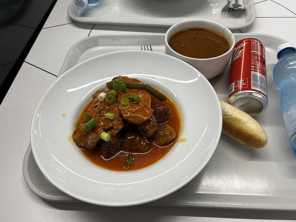 Kde jsme se v Praze na letišti najedli levně: za jídlo i pití jsme dali 190 Kč, pivo vyšlo na 50 korun letiste praha restaurace runway maso brambory