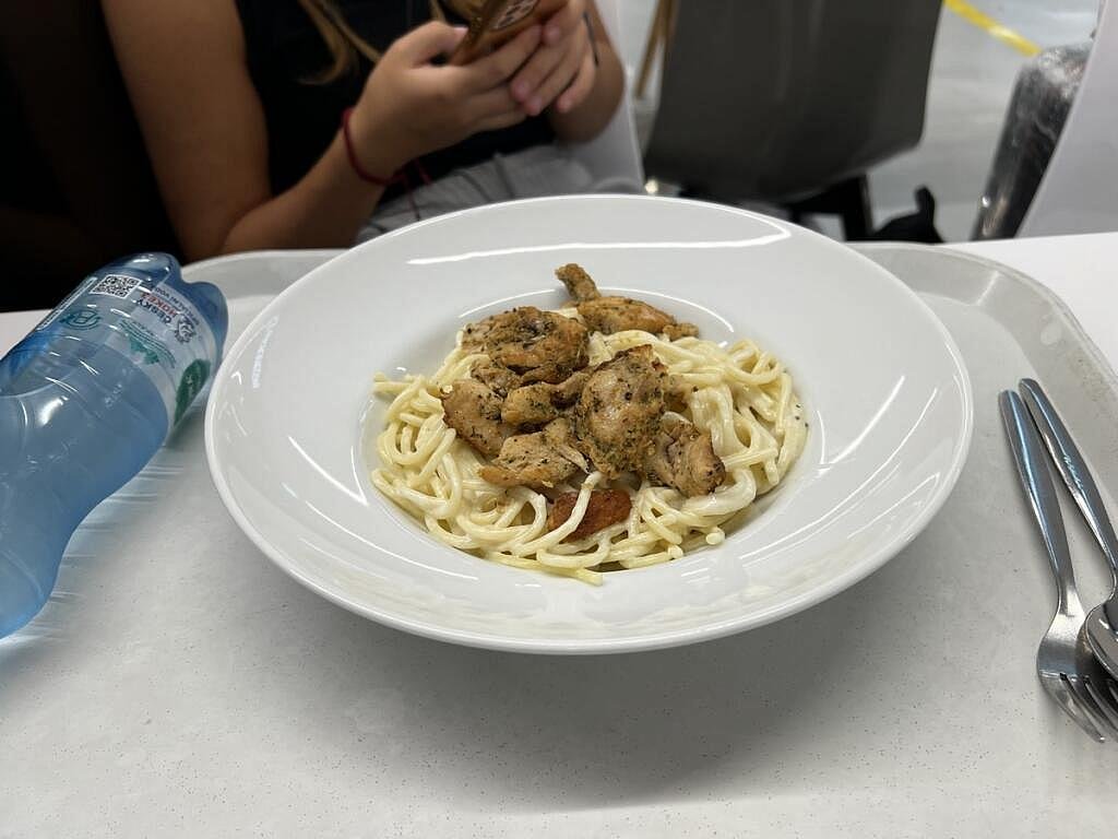 Kde jsme se v Praze na letišti najedli levně: za jídlo i pití jsme dali 190 Kč, pivo vyšlo na 50 korun letiste praha restaurace runway testoviny kureci