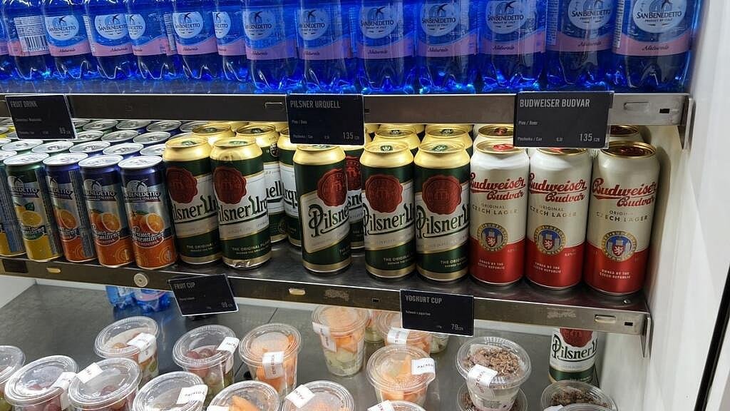 Kde jsme se v Praze na letišti najedli levně: za jídlo i pití jsme dali 190 Kč, pivo vyšlo na 50 korun Letiště Václava Havla v Praze – drahé pivo